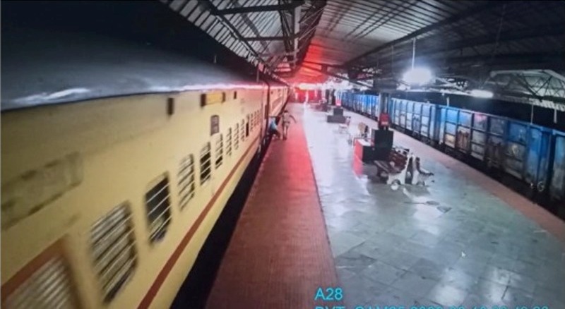 Alert cop rescues man who slipped while boarding train in central India