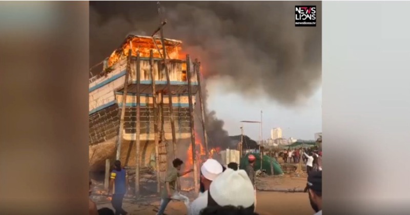 Fire engulfs three cargo boats in southern India