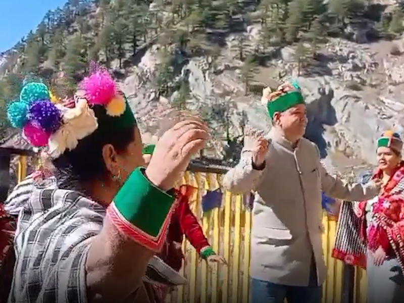 Women perform traditional dance in freezing temperatures in northern India