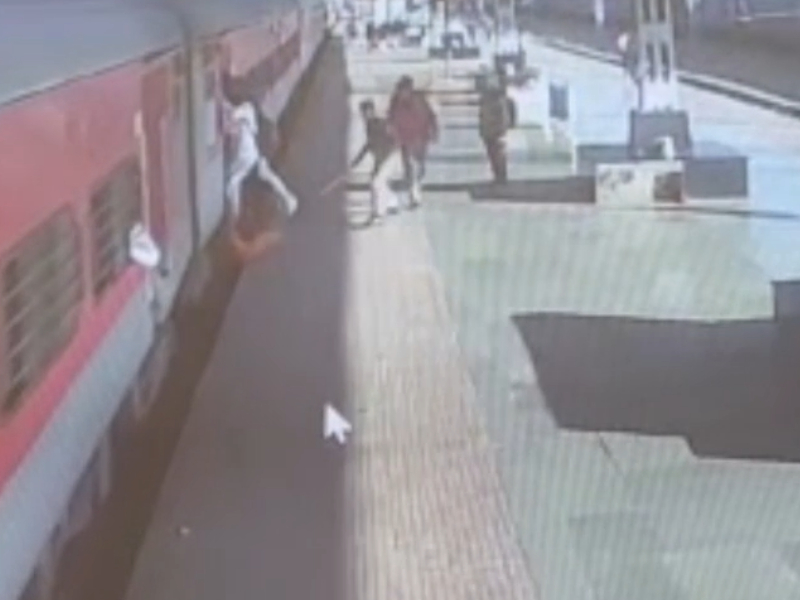 Vigilant cop saves life of man who slips and falls while boarding moving train in central India