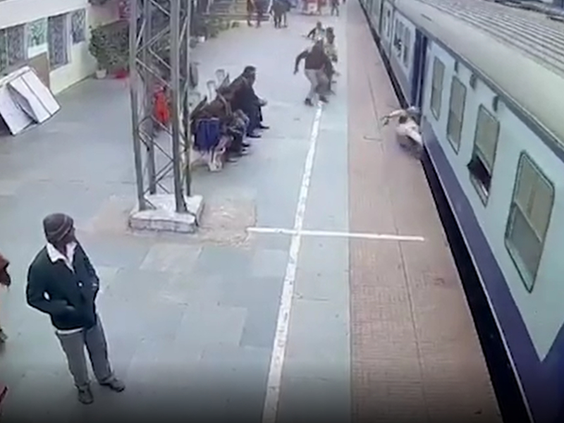 Alert cop saves life of man who slipped while boarding train in northern India