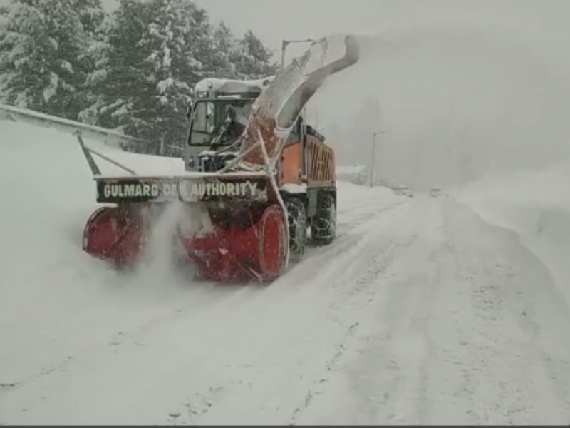 Snow covers northern India, clearance work underway