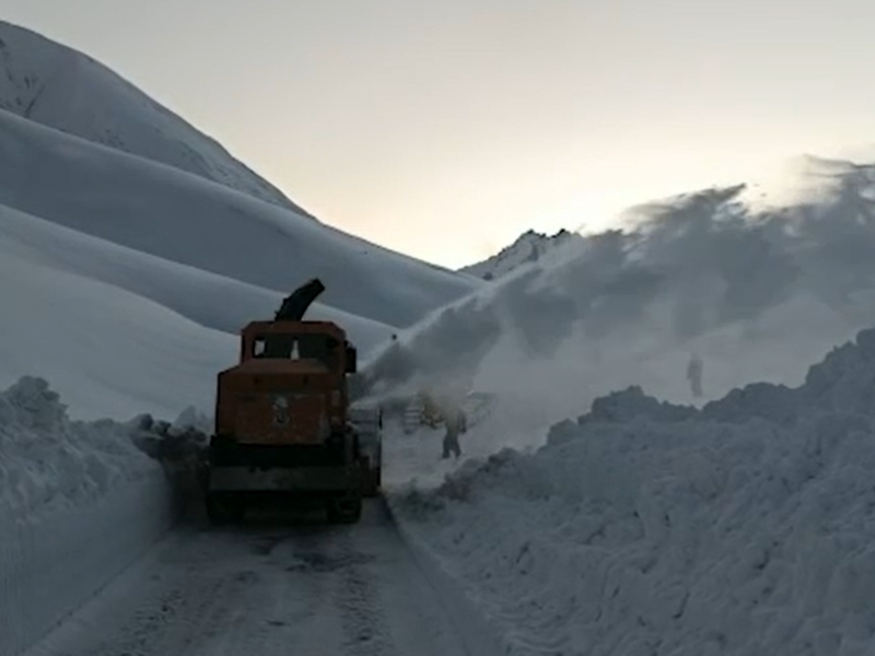 Massive snow clearance operation launch by Border Road Organization in northern India
