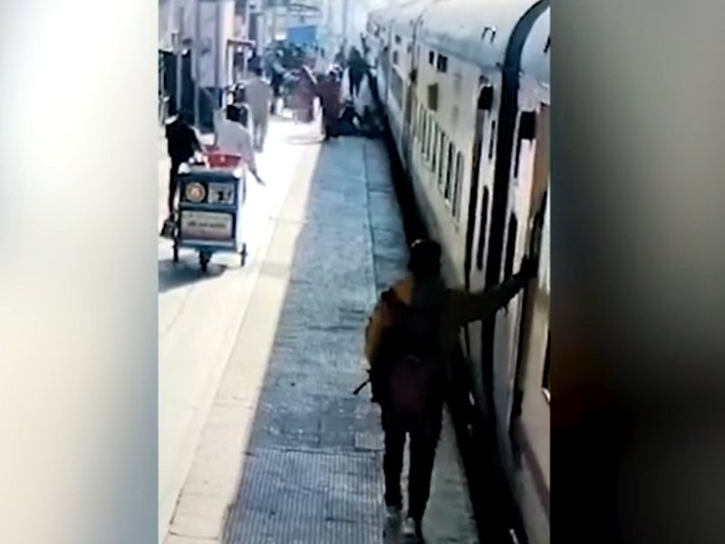 Alert cop saves life of passenger who slipped while boarding moving train in northern India