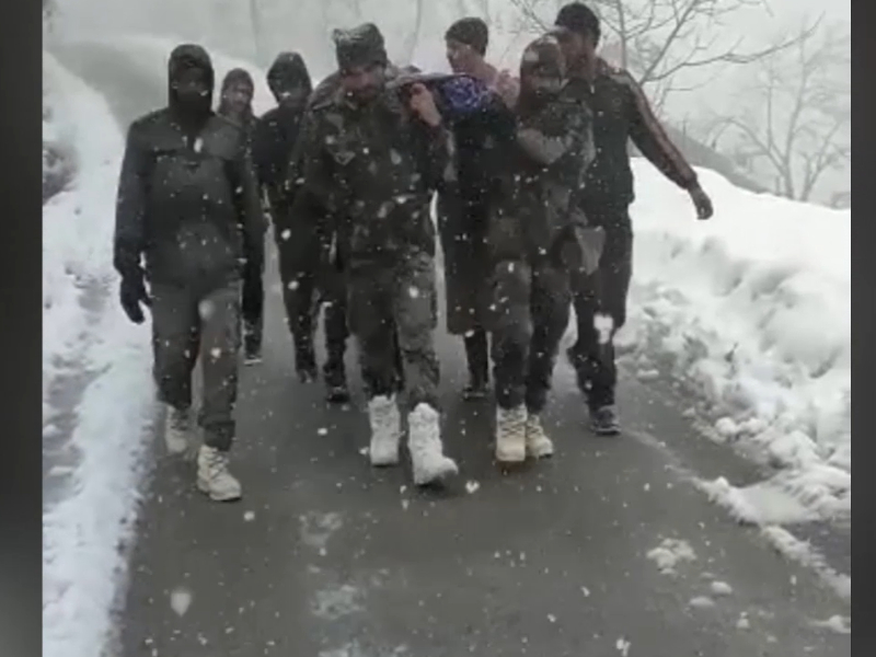 Army officials evacuate pregnant woman among heavy snowfall in northern India