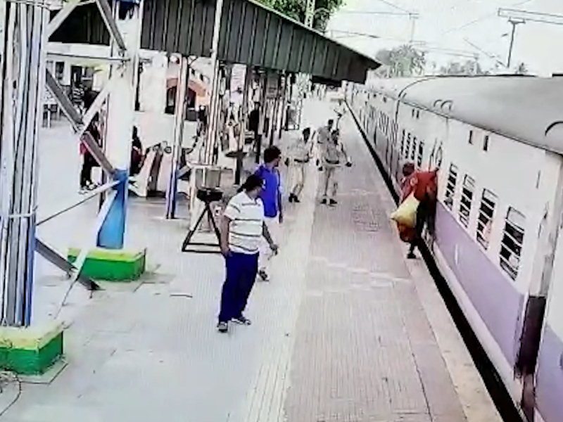 Brave cops rush to passenger’s aid after he loses control while boarding moving train in eastern India