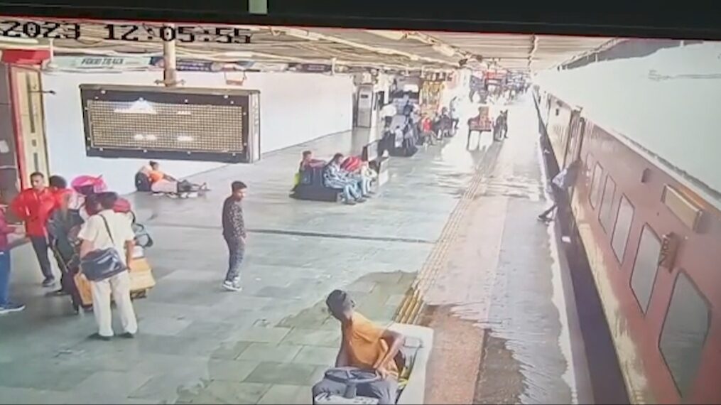 Vigilant cop rushes to aid of passenger who fell while boarding moving train in western India