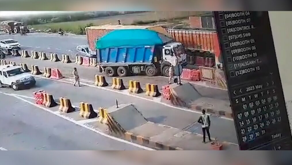 Overloaded dumper zooms past toll plaza despite being asked to stop in northern India
