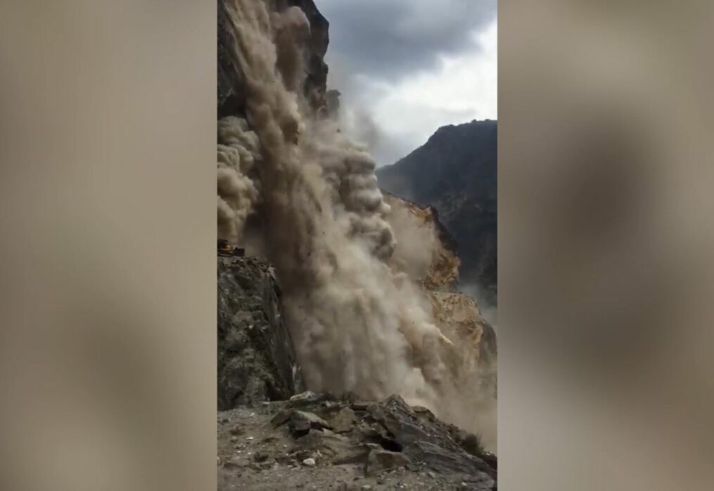 Massive landslide occurs on mountain in northern India