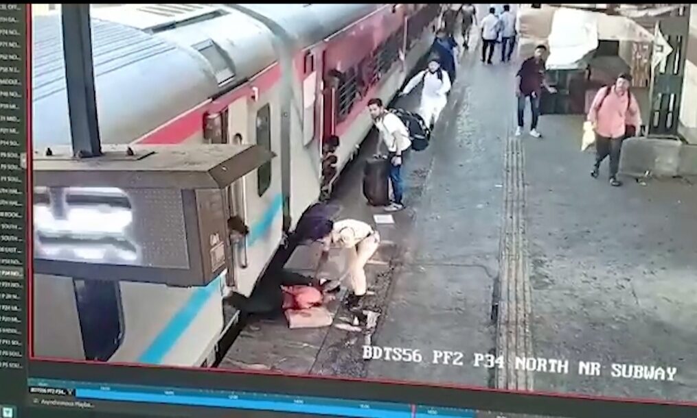 Railway official saves life of woman boarding train in western India