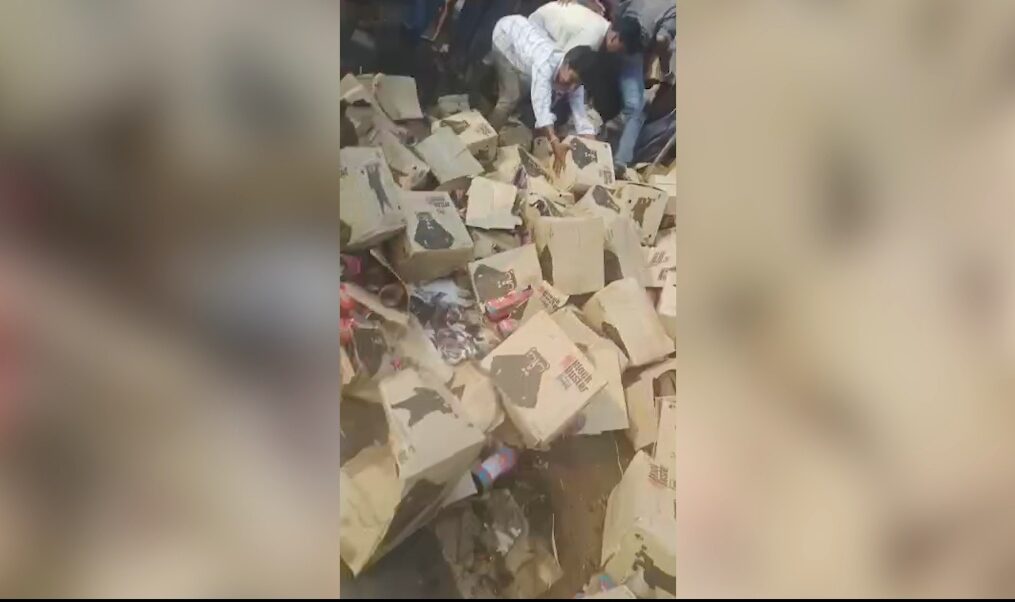 Vehicle carrying beer overturns, locals jump in to loot liquor in southern India