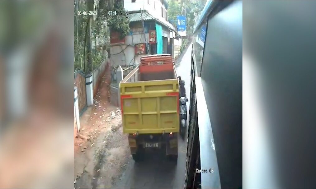 Chilling moment women on scooter get caught between bus and lorry in southern India