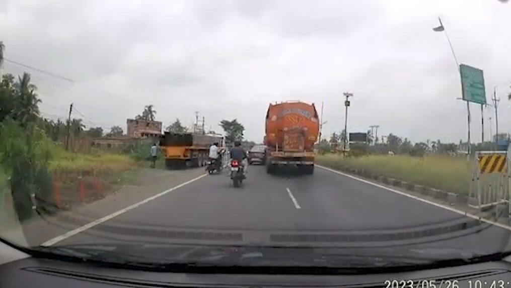 Car crashes into truck while changing lane in eastern India