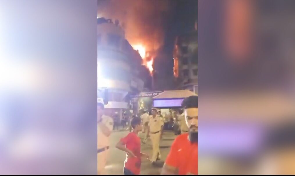 Massive fire engulfs building: devastation unleashed in western India