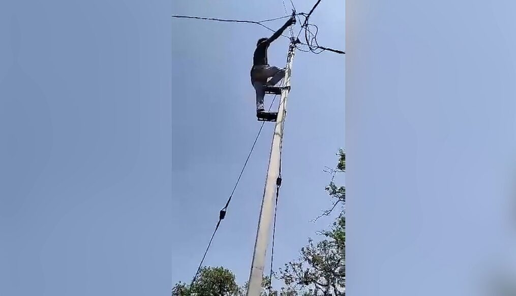 Woman thrashes lineman with stick for cutting electricity connection in western India