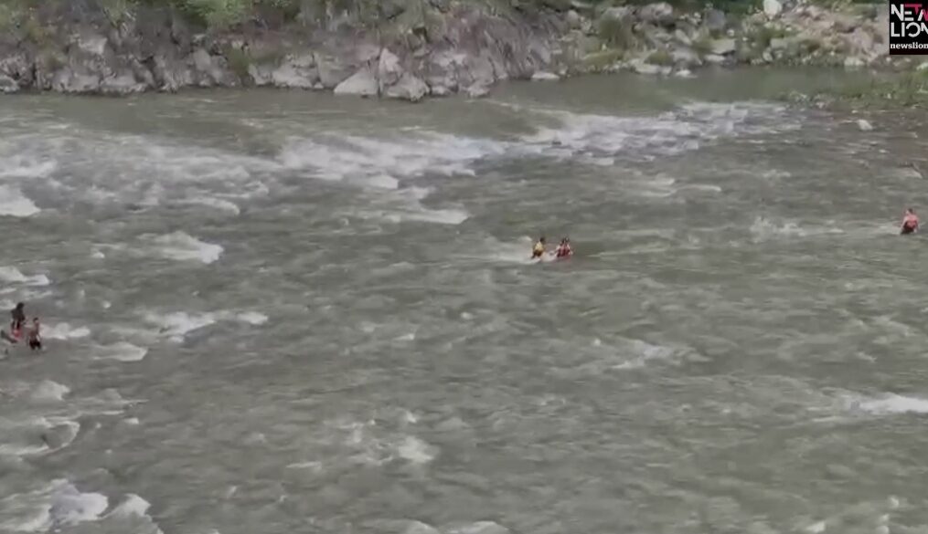 SDRF team successfully rescues two youths stuck in middle of river in northern India