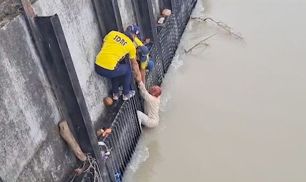 SDRF officials rescue elderly man who fell in barrage in northern India
