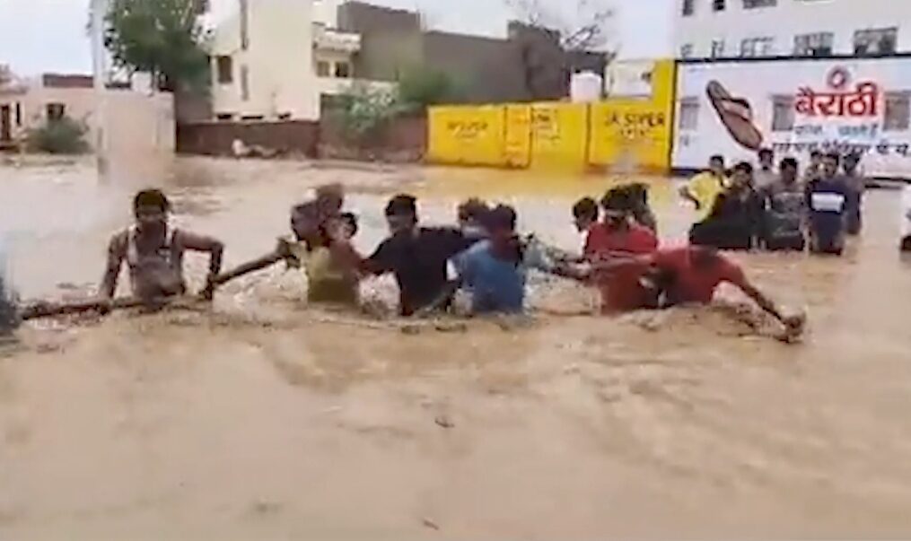 Severe waterlogging forces risky rope crossings in northern India