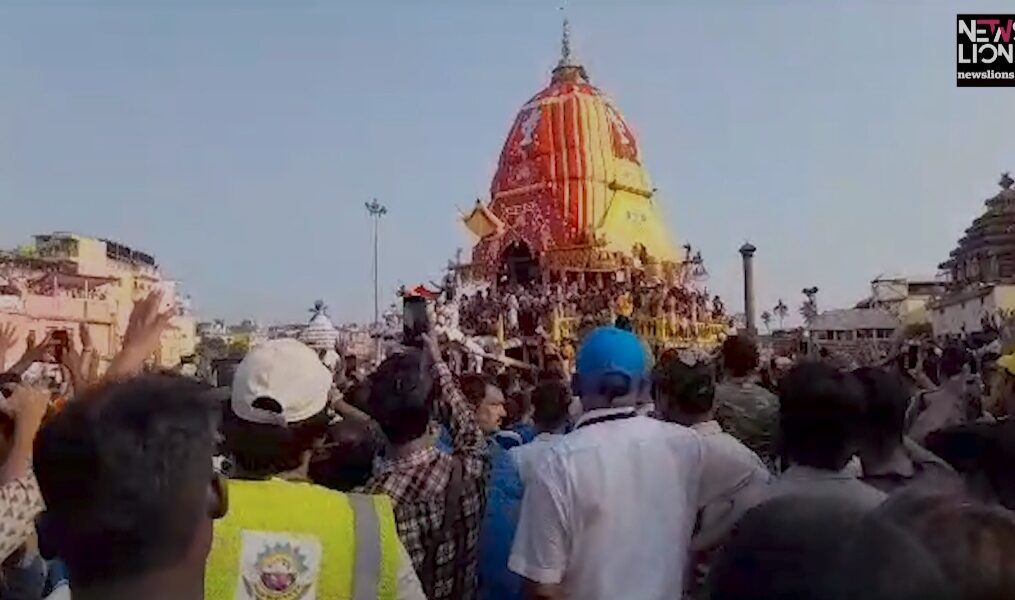 Religious procession with hundreds of devotees takes place in eastern India