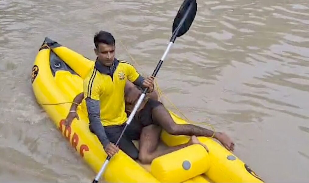 Rescue official’s heroic act saves drowning pilgrim in northern India