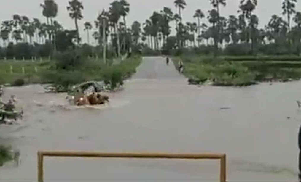 Auto-rickshaw swept away in swollen river, driver rescued using ropes in southern India