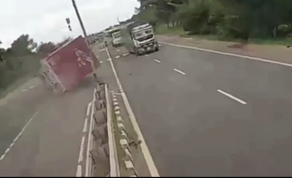 Chilling moment speeding lorry overturns on road after colliding with divider in southern India