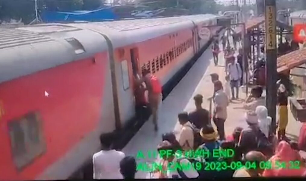 Brave cop rushes to rescue of passenger who slipped while boarding moving train in northern India