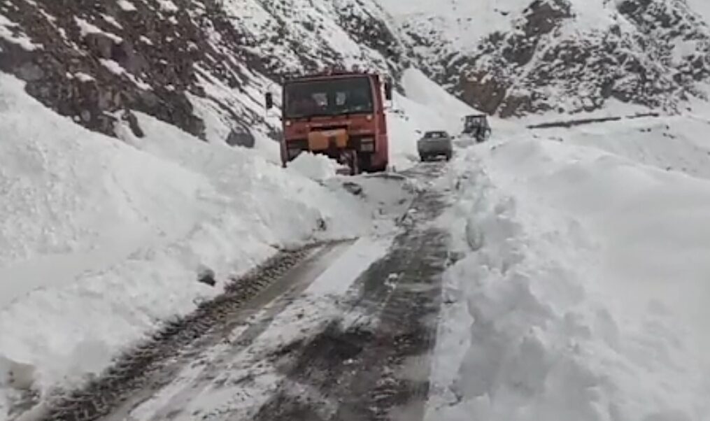 Snow clearance work underway in northern India