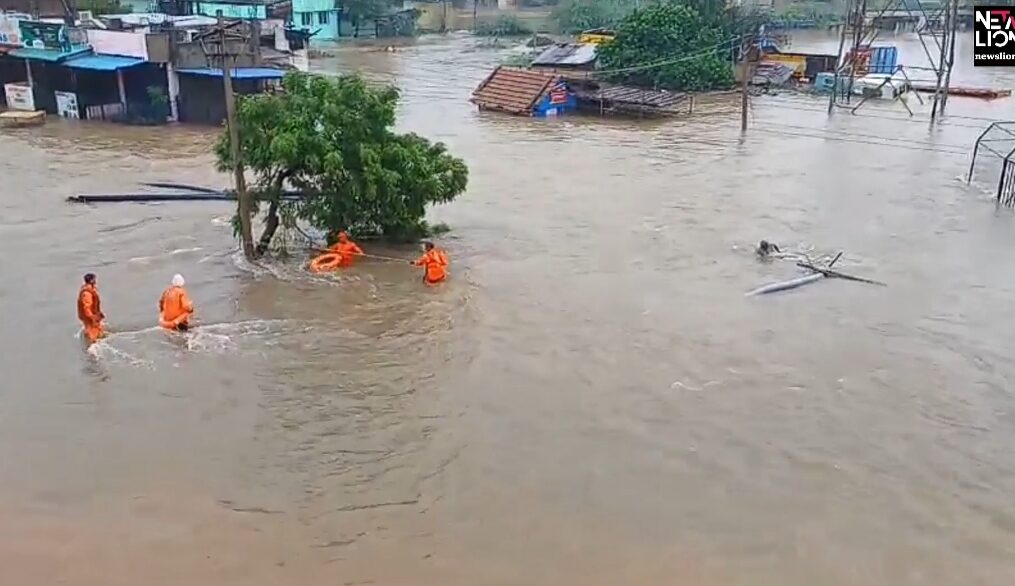 Officials conduct rescue operation in flooded southern India