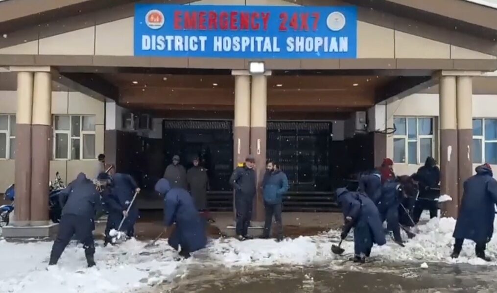 Hospital staff ensure uninterrupted hospital operations through snow removal efforts in northern India