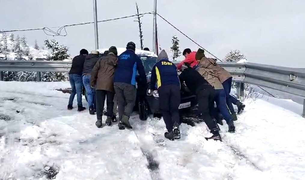 SDRF officials rescue vehicles trapped on road due to snowfall in northern India