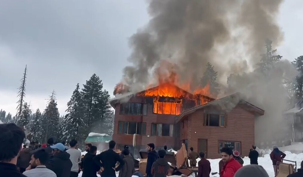 Massive fire guts hotel in snow-covered northern India, locals thrown snowball to douse the fire
