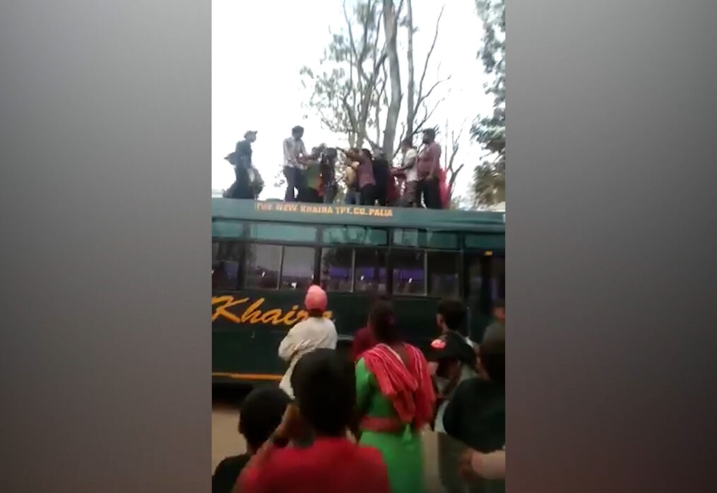Bus and auto-rickshaw drivers fight on Nepal border in northern India