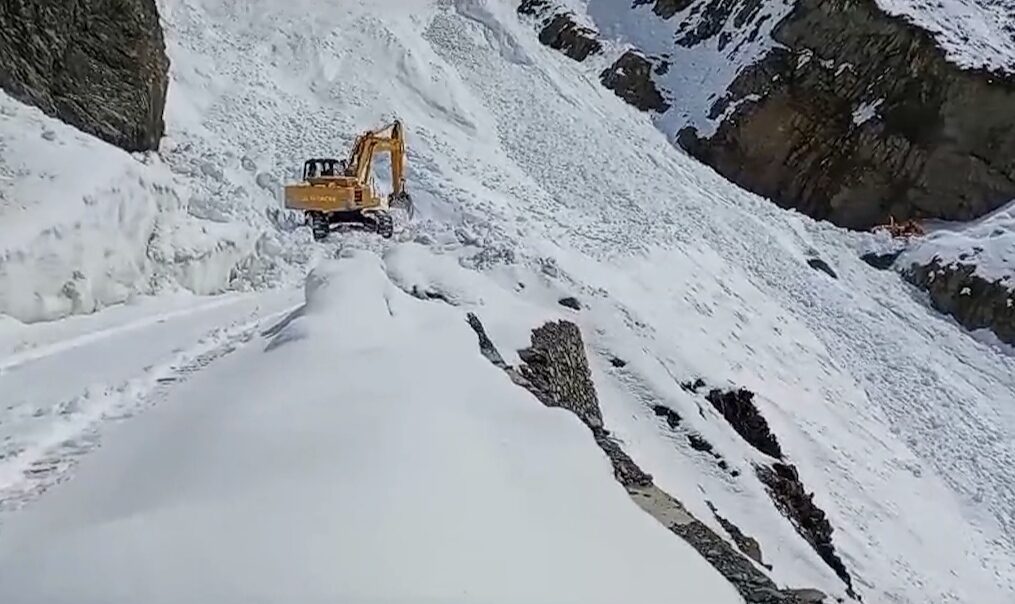 Recurring avalanches blocks several parts of major pass in northern India