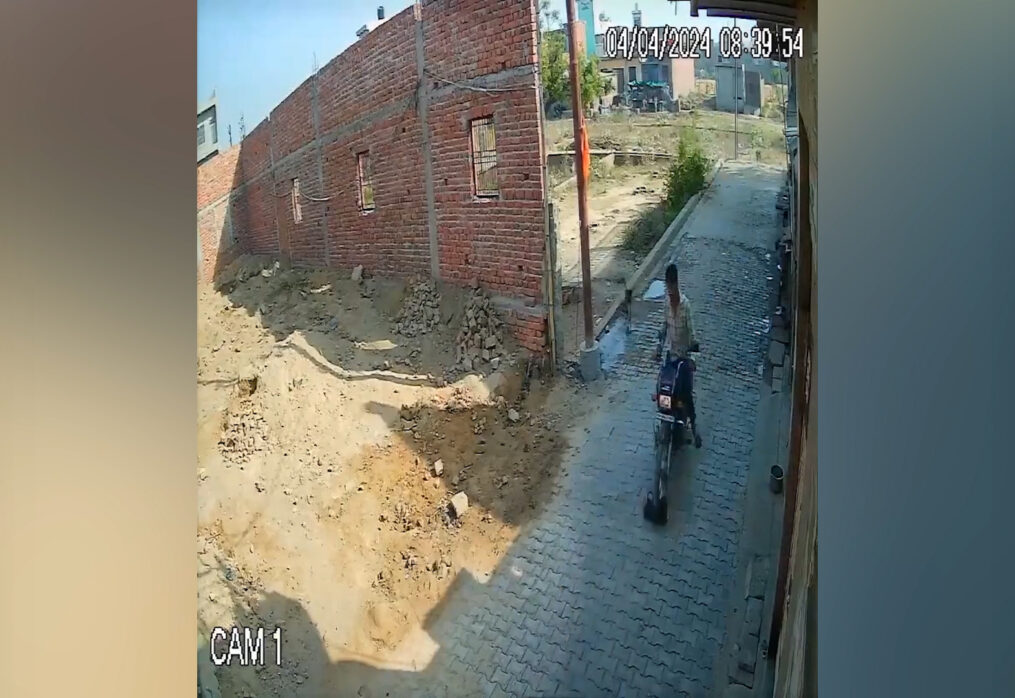 Man intentionally rides bike onto stray dog in northern India