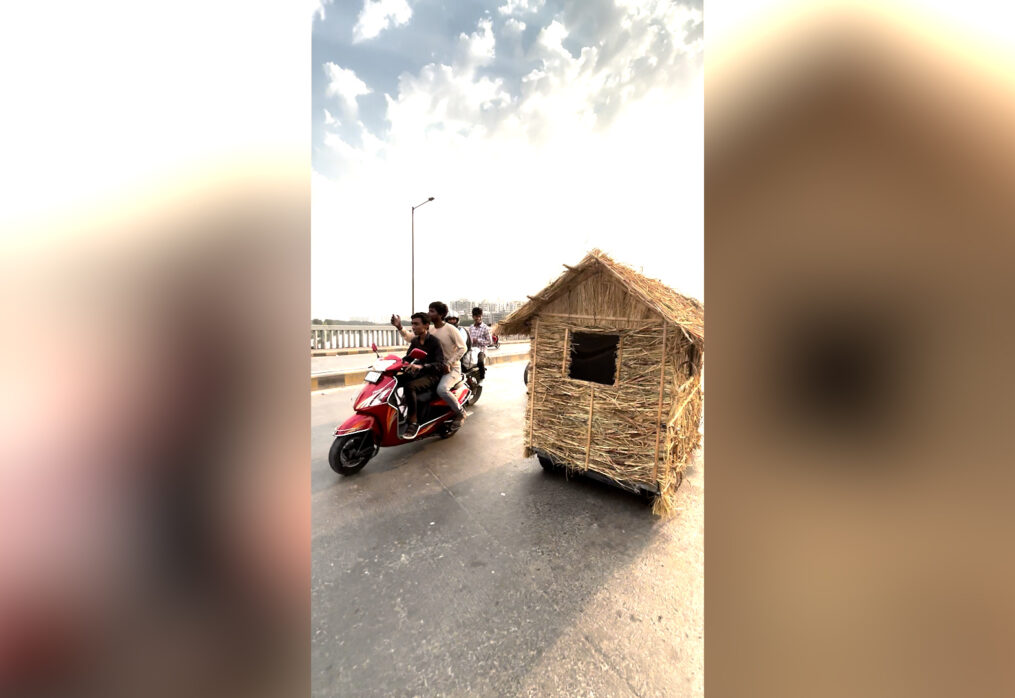 ‘Moving Hut’ amuses commuters on road in western India