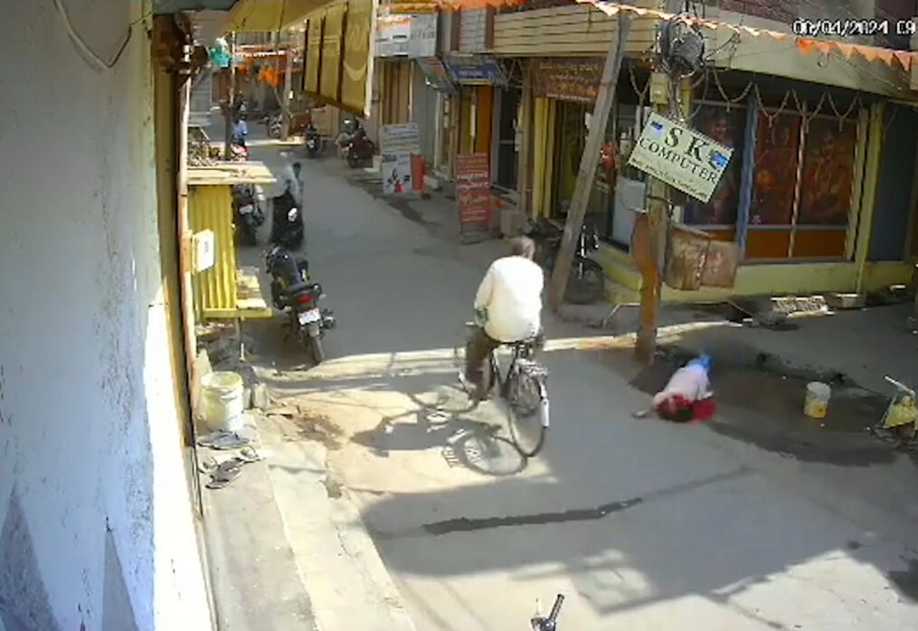 Shocking moment women gets electrocuted while fetching water from borewell in southern India