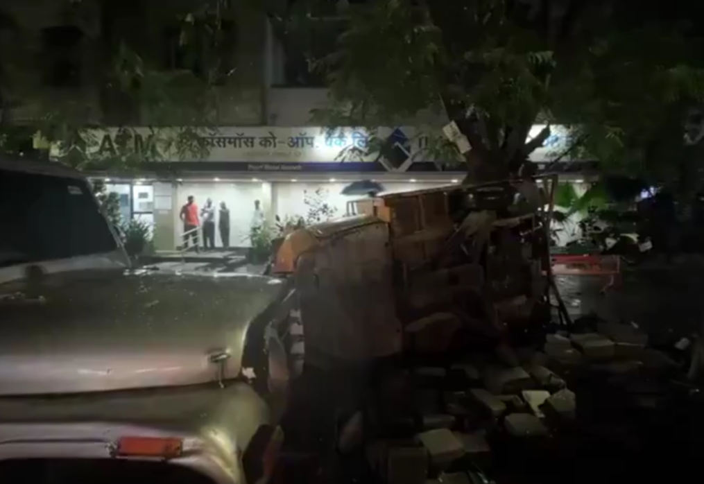 Private bus crashed into multiple vehicles in western India, injuring two seriously
